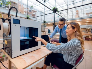 Druk 3D pozwala bardziej ekonomicznie zarządzać produkcją, jednocześnie ją personalizują.