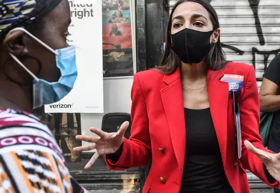 Ikona lewicy, Alexandria Ocasio-Cortez, zostaje w Kongresie