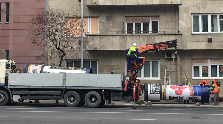 Szállítják a hirdetőoszlopokat