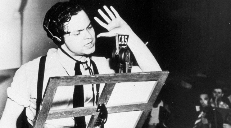 Orson Welles és kollégái olyan sikerrel adták elő a rádióban H. G. Wells 
regényét, hogy megrémültek és az 
utcákra tódultak az emberek/Fotó:Northfoto