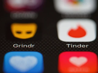 W 2018 r. po raz pierwszy odkryto, że Grindr udostępnia reklamodawcom i firmom analitycznym wrażliwe dane dotyczące zdrowia seksualnego, w tym informacji o zarażeniu HIV użytkowników