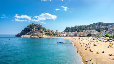 Turyści zostawili siedem ton śmieci na hiszpańskich plażach. Wielkie sprzątanie po wakacjach