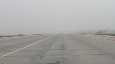 Chaos z powodu mgły na lotnisku w Balicach. "Organizacja pozostawia wiele do życzenia"