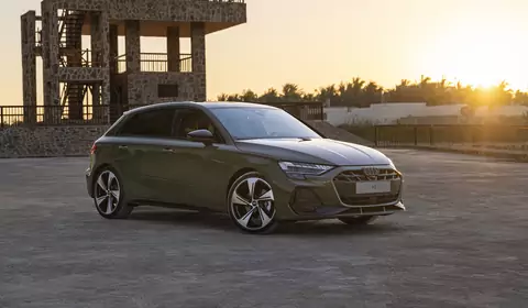 Audi A3 Sportback i Limousine po liftingu. Mają cztery sygnatury świateł i funkcje na żądanie