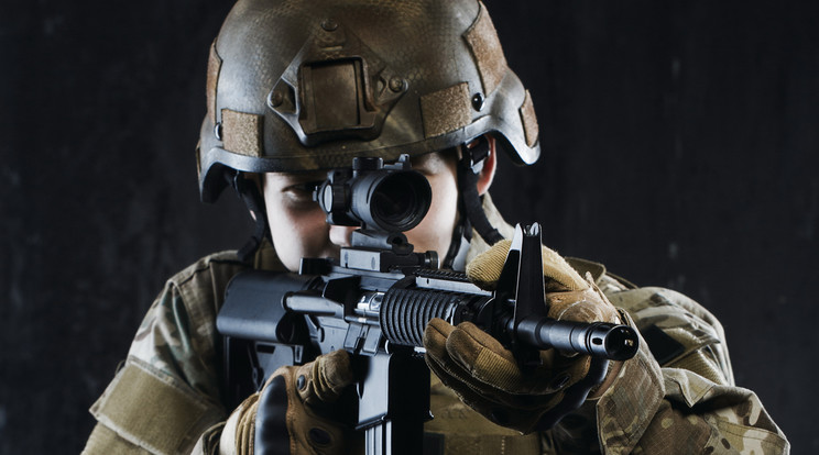 Sötétben, másfél kilométerről lőtte agyon a terroristát a mesterlövész (illusztráció) Fotó: Shutterstock