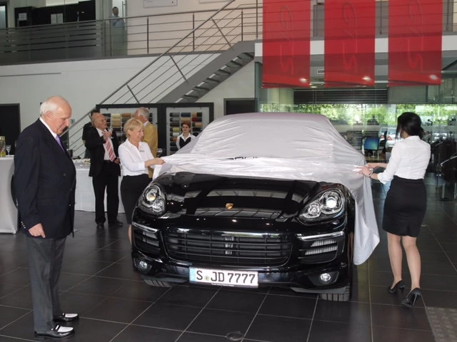 Dr Röcker odbiera nowego Cayenne'a – swoje 70. Porsche w życiu