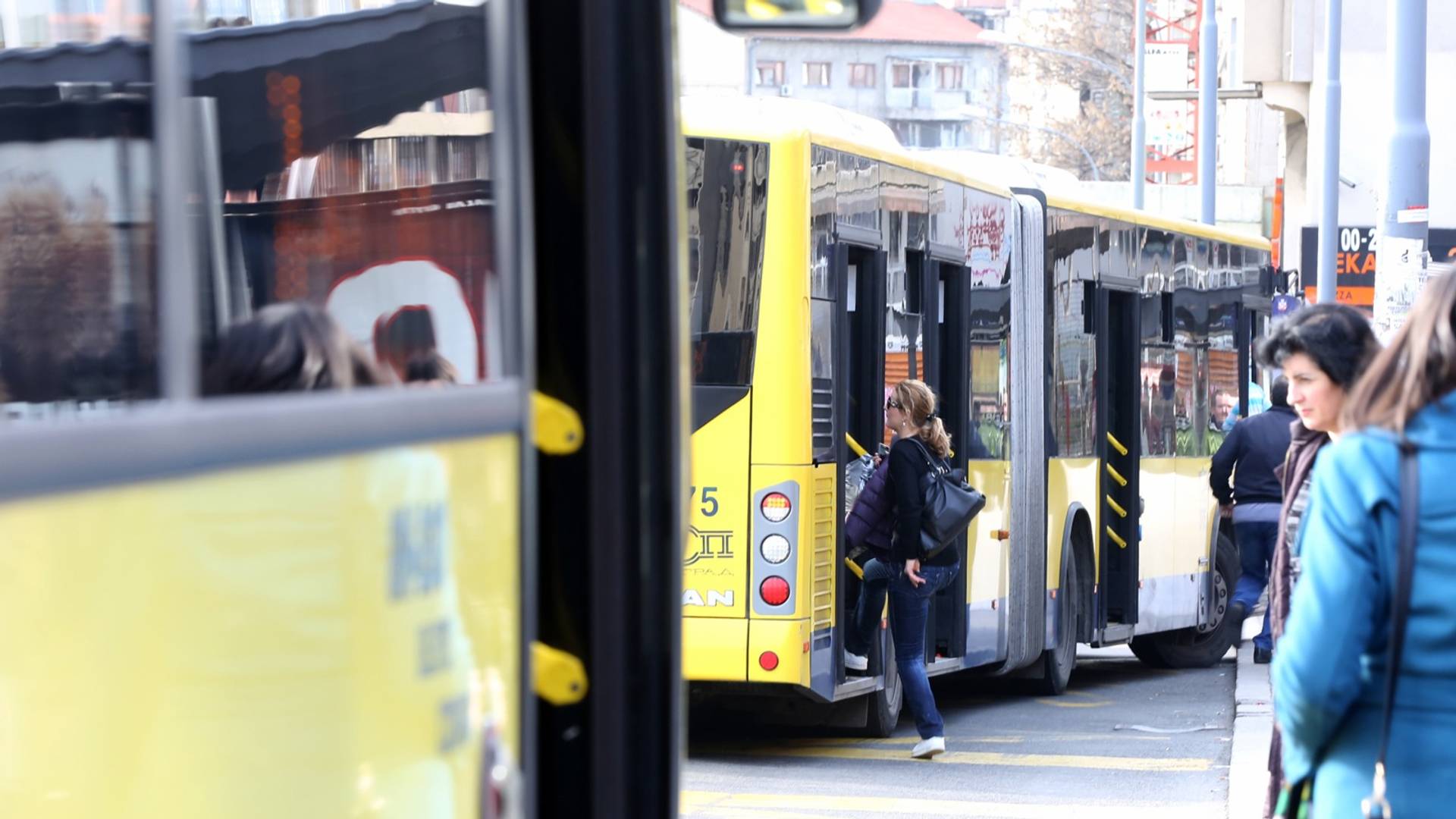 Slika zagrljaja u BG busu nam je ulepšala dan