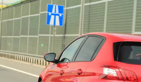 Czy wiesz, jak szybko możesz jechać z przyczepą na polskiej autostradzie?