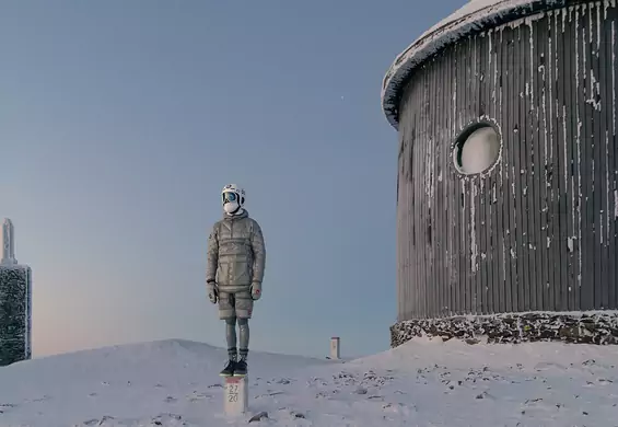 Śnieżka wygląda tu jak kosmos. Świetna sesja promocyjna puchowych kurtek polskiej marki