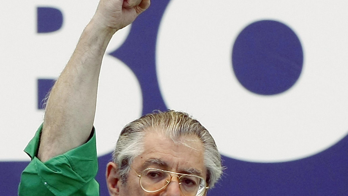Dwaj włoscy ministrowie - Umberto Bossi i Roberto Calderoli z prawicowej Ligi Północnej obrazili włoską flagę - odnotowały media. Rozpowszechniono zdjęcia polityków z podniesionymi w wulgarnym geście palcami w reakcji na flagę narodową.