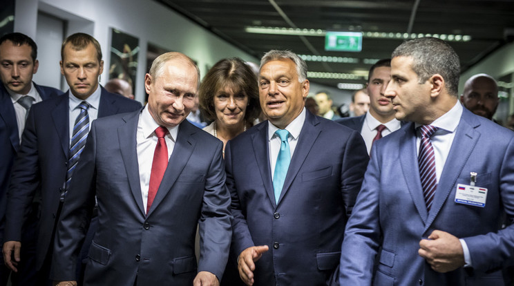 Az orosz elnököt
Orbán Viktor (középen) 
fogadta és kalauzolta
a Papp László Sportarénában/Fotó:MTI - Miniszterelnöki Sajtóiroda - Szecsődi Balázs