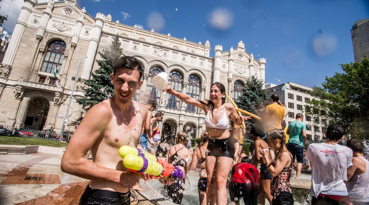 A budapesti Vigadó téren vízicsatázással próbálták a forróságot enyhíteni / Fotó: MTI-Balogh Zoltán