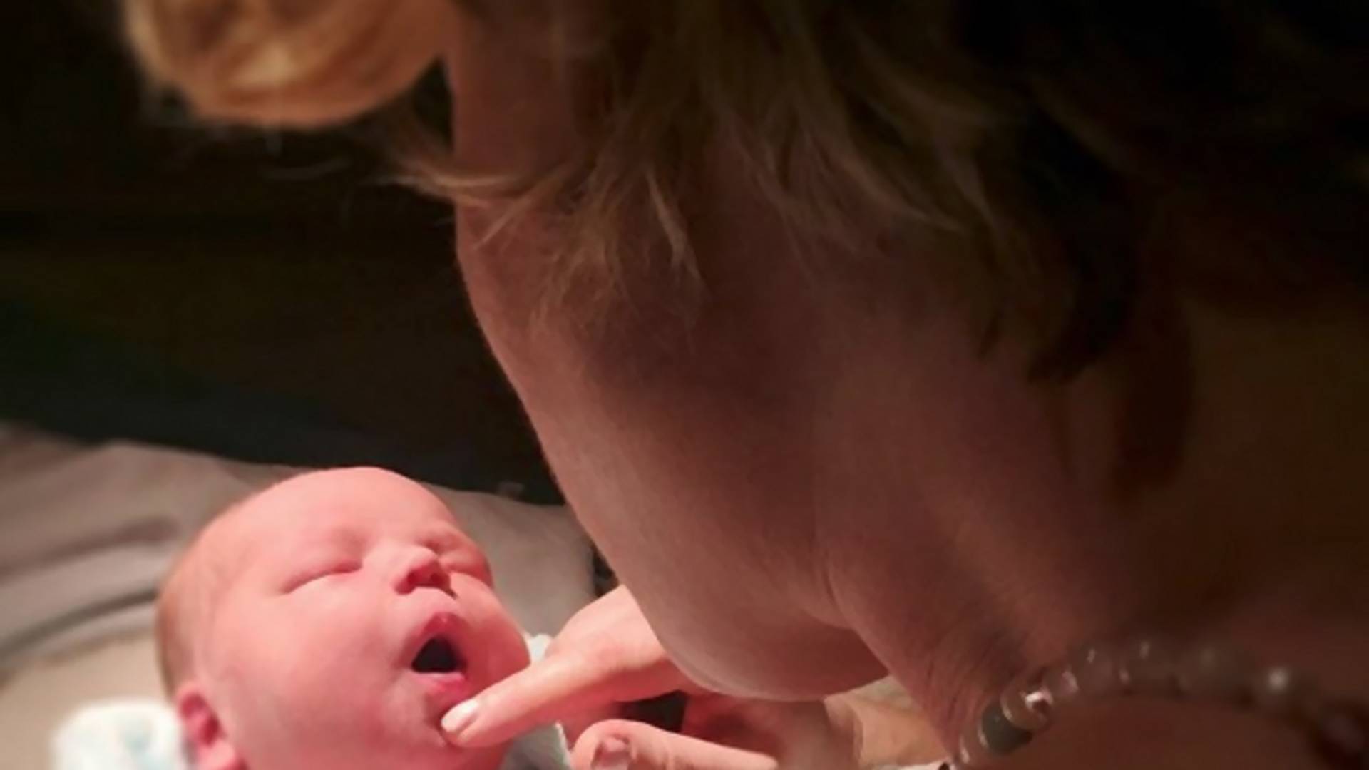 Zvezda "Uvoda u anatomiju" objavila potresne fotke iz porodilišta