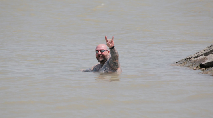 A férfi láthatóan a 3 kilométeres táv teljesítése közben végig jól érezte ma-gát a vízben / Fotó: Bucsák Krisztina