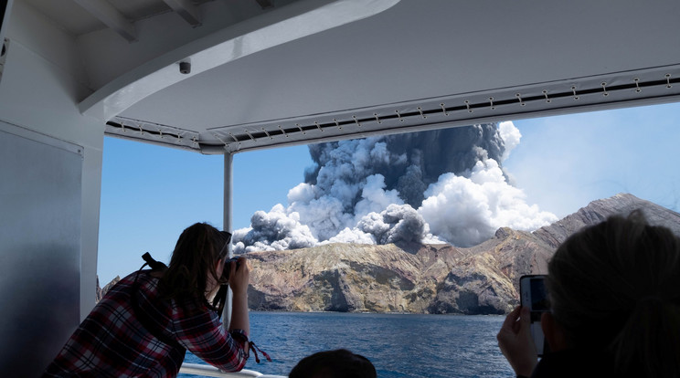 A szigetről távolodó turisták fényképezik a kitört vulkánt, ők megúszták / Fotó: Northfoto