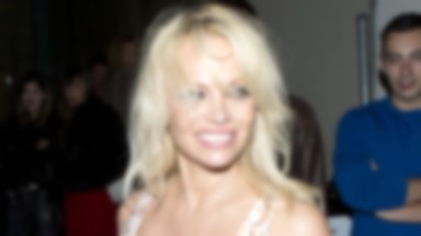 Pamela Anderson robi to, co umie najlepiej, czyli eksponuje biust. Seksowna?