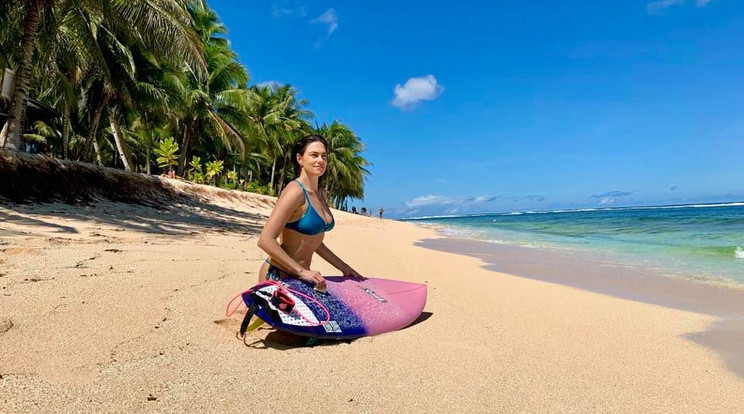 Ha már tengerparton tölti a napjait Bódi Sylvi, természetesen hobbijának, a szörfözésnek is hódol / Fotó: Facebook
