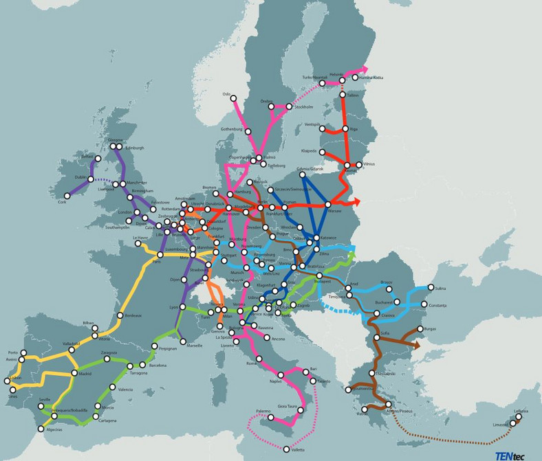 Korytarze transportowe sieci bazowej TEN-T: korytarz bałtycko-adriatycki (kolor granatowy),  korytarz Morze Północne–Bałtyk (kolor czerwony), korytarz śródziemnomorski (kolor zielony), korytarz wschodnio-śródziemnomorski (kolor brązowy), korytarz skandynawsko-śródziemnomorski (kolor różowy), korytarz Ren–Alpy (kolor pomarańczowy), korytarz atlantycki (kolor żółty), korytarz Morze Północne–Morze Śródziemne (kolor fioletowy),  korytarz Ren–Dunaj (kolor błękitny). Źródło: Komisja Europejska.