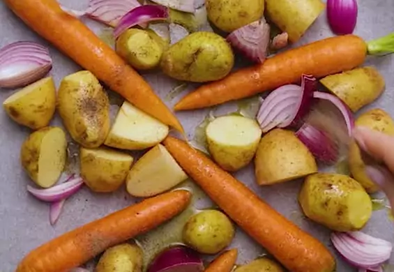 Kolorowy obiad: młode ziemniaki, marchewka i kurczak
