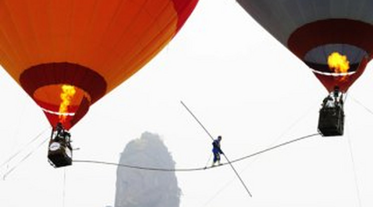 Hőlégballonok közé feszített kötélen sétált