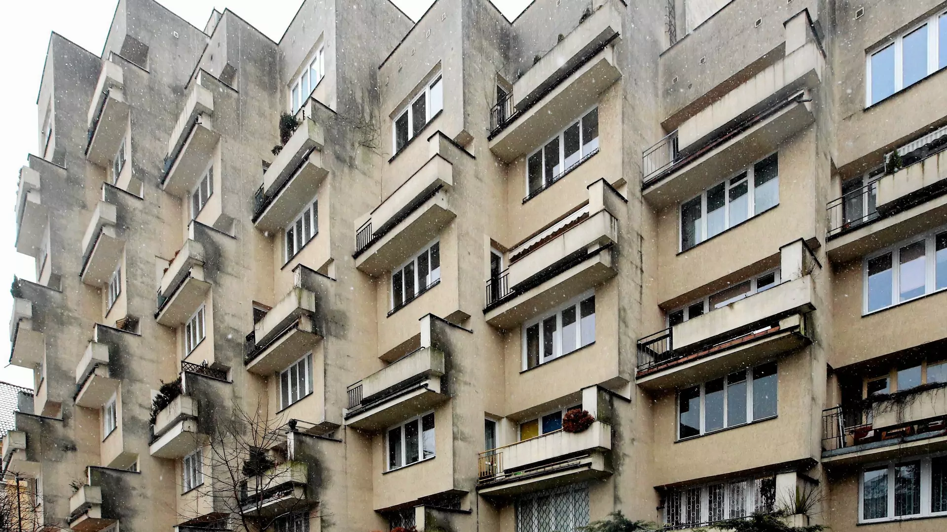 Ten dziwny blok stoi ukryty w Warszawie. To apartamentowiec dla PRL-owskich władz