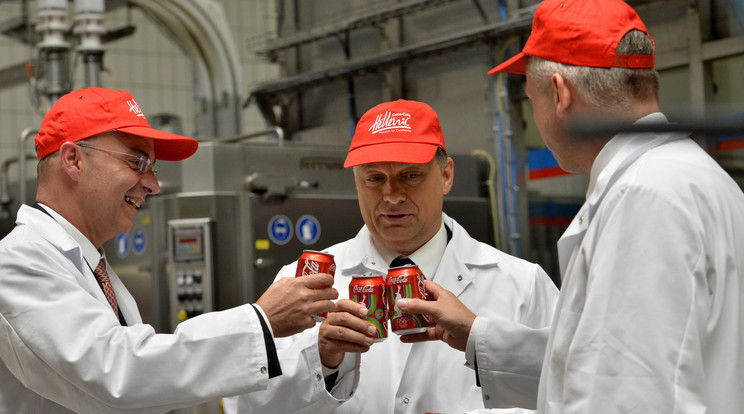 Dunaharaszti, 2012. július 20. -
Dimitris Lois, a Hellenic Bottle Company (HBC) vezérigazgatója (balra), Orbán Viktor miniszterelnök (középen) és Tarsoly József (jobbra), a Coca-Cola HBC Magyarország ügyvezető igazgatója dobozos kólával koccintanak, miután elindították a fémdobozos üdítőitalok új gyártósorát a Coca-Cola dunaharaszti üzemében. /Fotó: MTI - Illyés Tibor