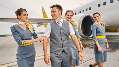 Dlaczego stewardesy zmieniają buty na lotnisku? Sekrety uniformów personelu lotniczego