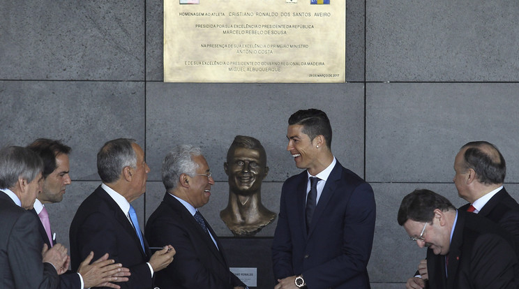 Cristiano Ronaldo örült a megtiszteltetésnek – 
s talán annak is, hogy
nem hasonlít a most elkészült műre /Fotó: MTI