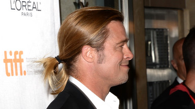 Brad Pitt w długich blond włosach