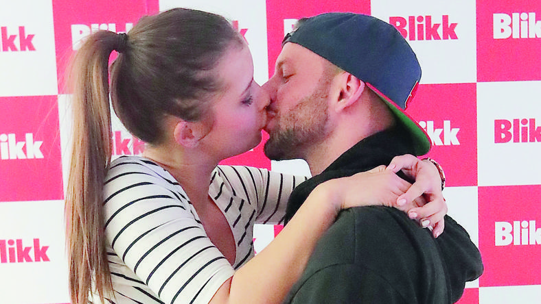 Lóri és Dina nem játssza meg magát, a Blikk szerkesztőségében is heves csókokban forrtak össze a chatelés idején / Fotó: Gy. Balázs Béla