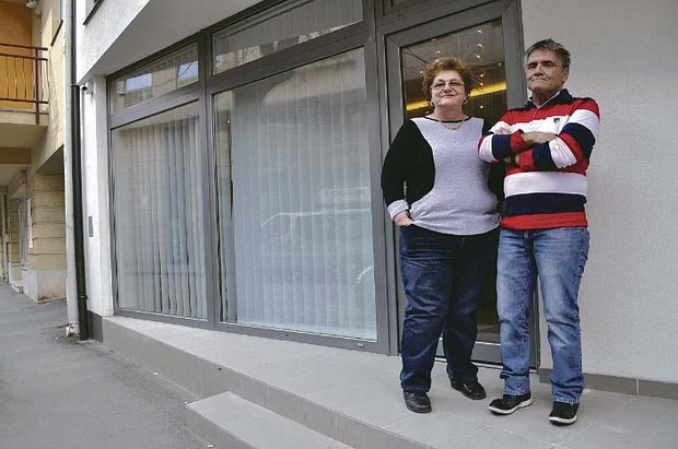 Anikó és László egy kávézót is nyitott, de nem úgy ment, ahogy tervezték, egymilliós adótartozásuk lett, ezért bezárták. Az üzlethelyiség most ki van adva bérbe. 