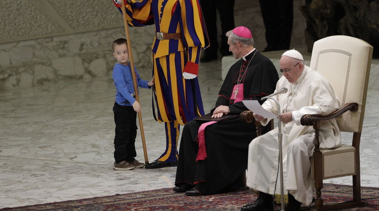 A heti általános audienciáját tartó Ferenc pápa felé tart egy halláskárosult kisfiú - Fotó: MTI/AP/Gregorio Borgia