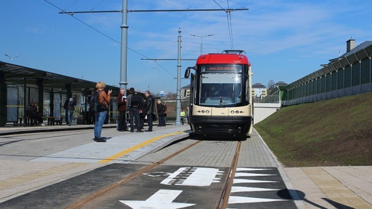 - Według relacji motorniczych podczas jazdy torowisko jakby latało i tramwaje się mocno trzęsą - pisze nasz czytelnik. Ale to nie jedyne wady nowej trasy na Łostowice.