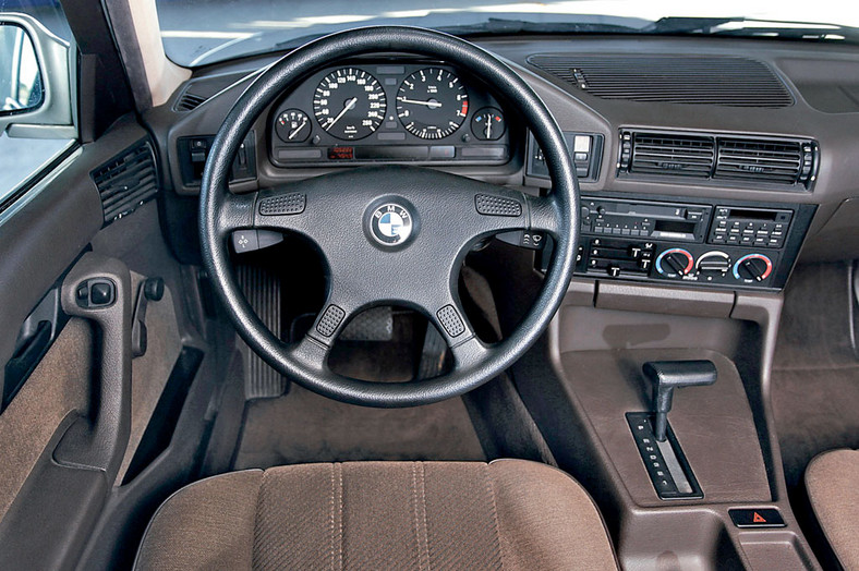 BMW 525i kontra Rover 827 - który klasyczny sedan będzie lepszym wyborem?