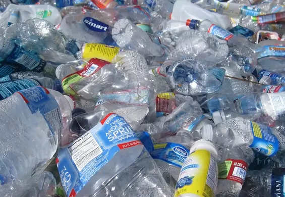 Policzyliśmy, o ile możesz ograniczyć roczną produkcję odpadów, rezygnując z wody w jednorazowych butelkach
