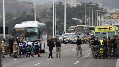Rio de Janeiro: uzbrojony mężczyzna przetrzymuje zakładników w autobusie