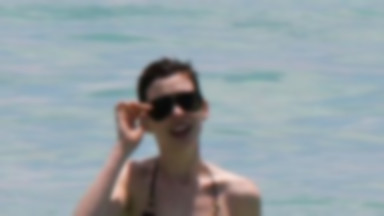 Anne Hathaway w czarnym bikini