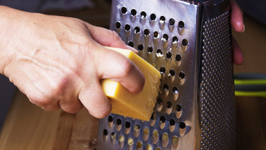 Jak łatwo wyczyścić tarkę do sera? Genialny trik