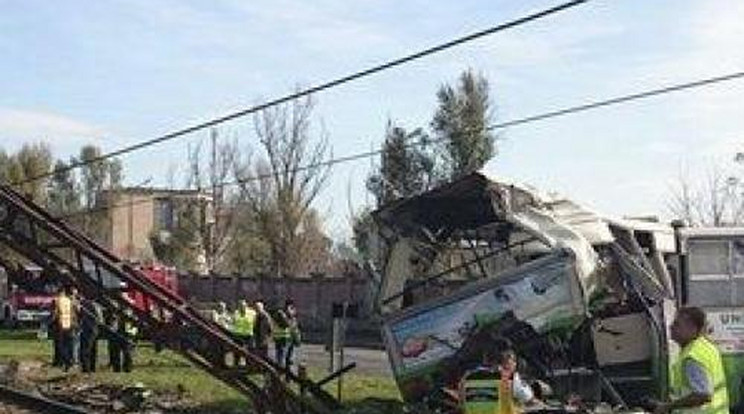 Vonat elé hajtott a buszsofőr - súlyos baleset Tatabányán