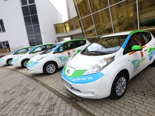 20 elektrycznych Nissanów dla Warszawy rozpoczyna Polski Program Elektryfikacji Motoryzacji