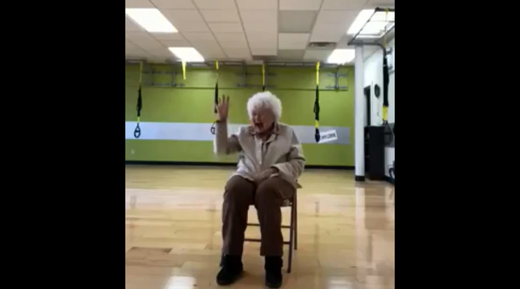 Rendkívül élvezte az edzést az idős asszony