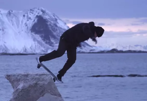 Skaterzy nie potrzebują już miast. Na zmrożonych plażach radzą sobie równie dobrze