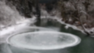 Na rzece pojawiło się idealne lodowe koło, które kręci się wokół własnej osi
