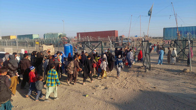 Afgańscy uchodźcy muszą opuścić kraj. Tłumy na przejściach granicznych