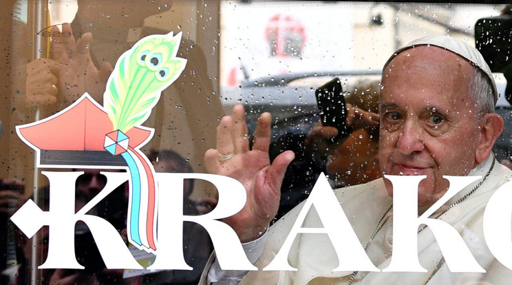Ferenc pápa villamoson / Fotó: MTI
