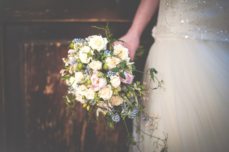 Kremowo biały bukiet ślubny z róż, tulipanów i szafirków