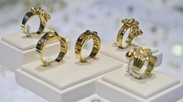 Több mint 400 ezer forint értékben lopott aranygyűrűket egy tatai ékszerüzletből egy szerb férfi / Illusztráció: Northfoto