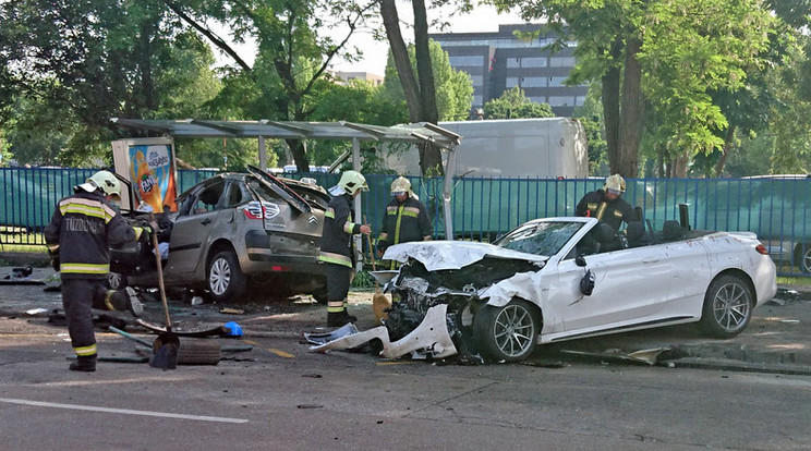 A Dózsa György úti karambolban a két összetört autó lebontotta a megállót /Fotó:Blikk