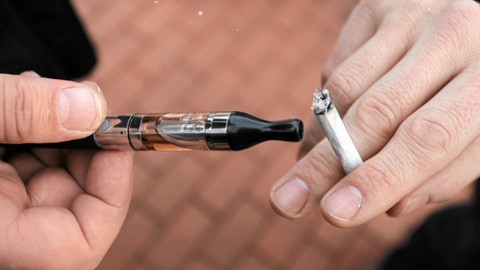 Jedną z głównych zalet e-papierosów była możliwość palenia tam, gdzie z tradycyjnym papierosem był wstęp wzbroniony. Kupowali je też nastolatkowie