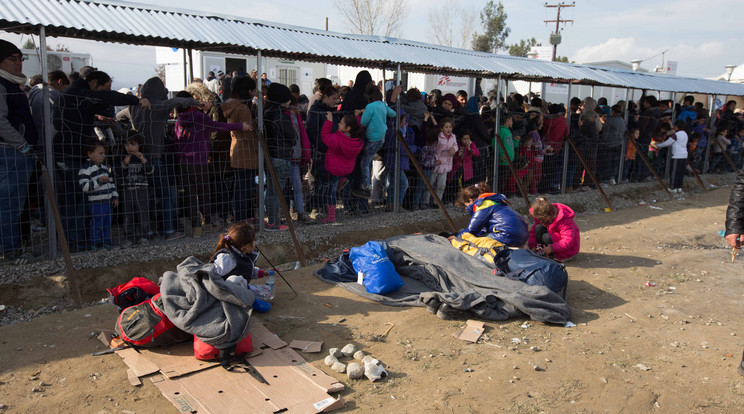 A görög-macedón határon migránsok ezrei várakoznak/ Fotó: Northfoto